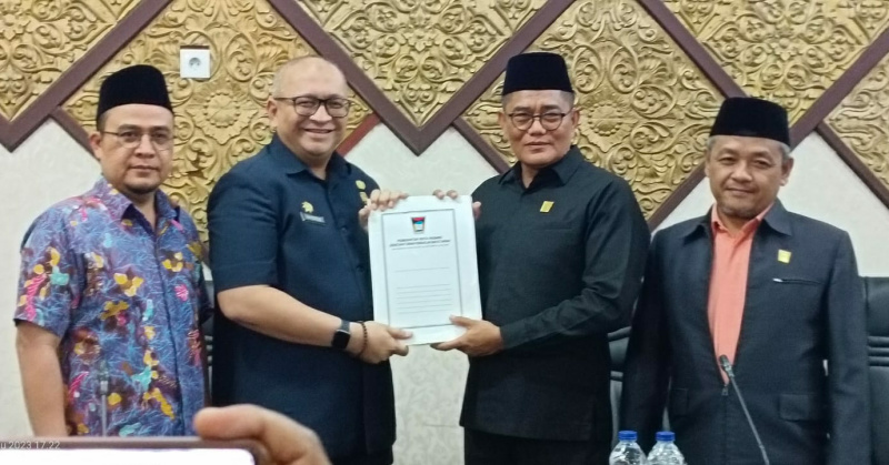  - Ketua DPRD Padang Syafrial Kani serahkan laporan kunker dan reses kepada Sekda Kota Padang Andree Algamar.